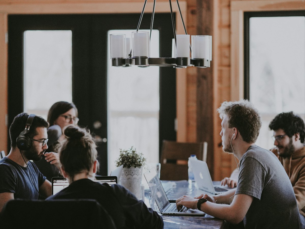 Professionisti al lavoro in studio: assicurazione RC professionale e tutela legale a Bergamo