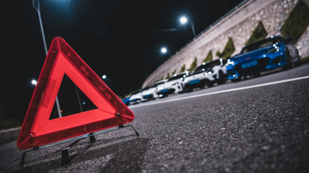 Triangolo di emergenza sulla strada dopo un incidente: cosa fare subito, constatazione amichevole (CAI) e denuncia del sinistro