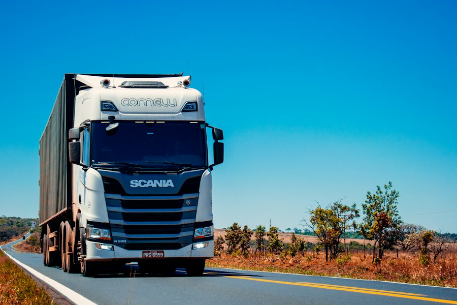 Camion aziendale in trasferta: parabrezza sostituito con la garanzia cristalli